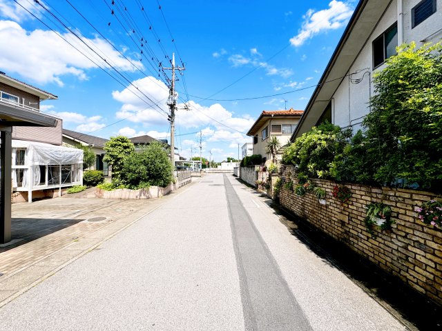 太田市新田早川町　中古住宅の前面道路含む現地写真