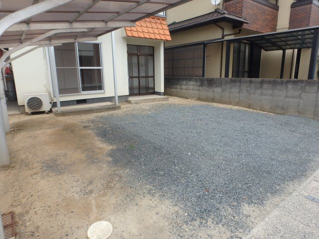 新田貸家の駐車場