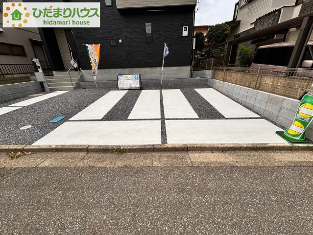 蓮田市椿山　8期　新築一戸建て　グラファーレ　01の駐車場|並列2台分の駐車スペースあり！
お車でのお出かけも楽しめます(^^)/