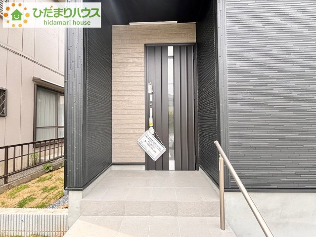 蓮田市椿山　8期　新築一戸建て　グラファーレ　01のエントランス|雨の日も安心な玄関ポーチ
宅配荷物の受け取りもラクラクです☆彡