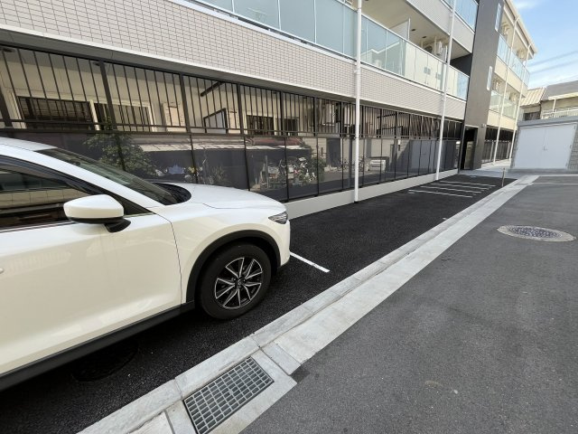 ル・クール長瀬の駐車場