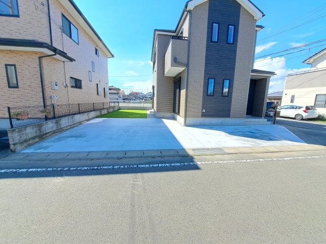 新築　高崎市飯塚町2期　Heartful　Town　1号棟の駐車場|現地写真　駐車スペースは建物東側に並列2台分+1台可能です！
