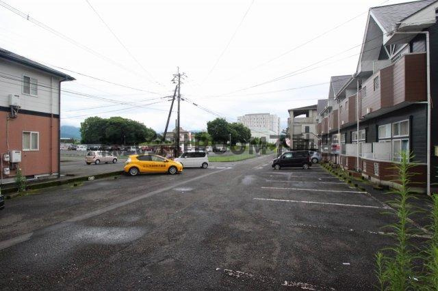 サンライフ都城Ⅴの駐車場|車をお持ちの方に嬉しい駐車場付きの物件です