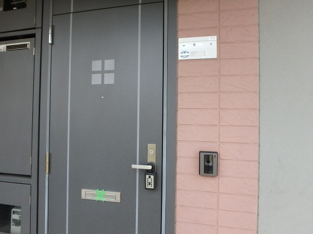 プチプラージュＡ棟の玄関