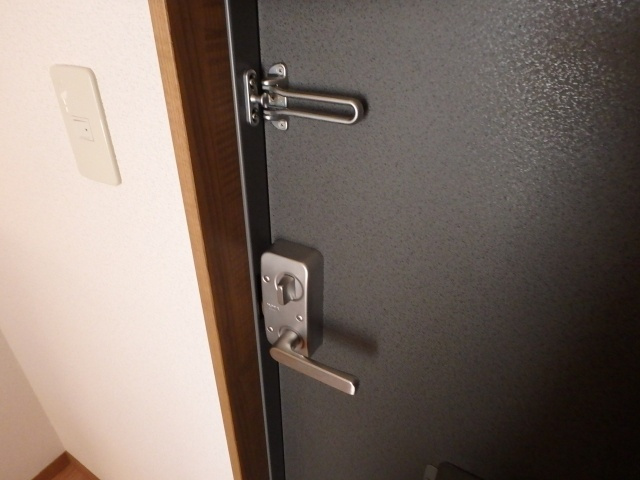 プチプラージュＡ棟の玄関