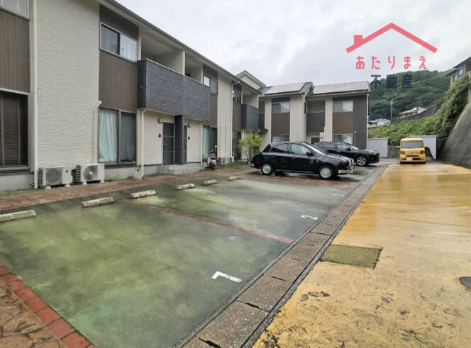 ホワイトメゾン香椎の駐車場