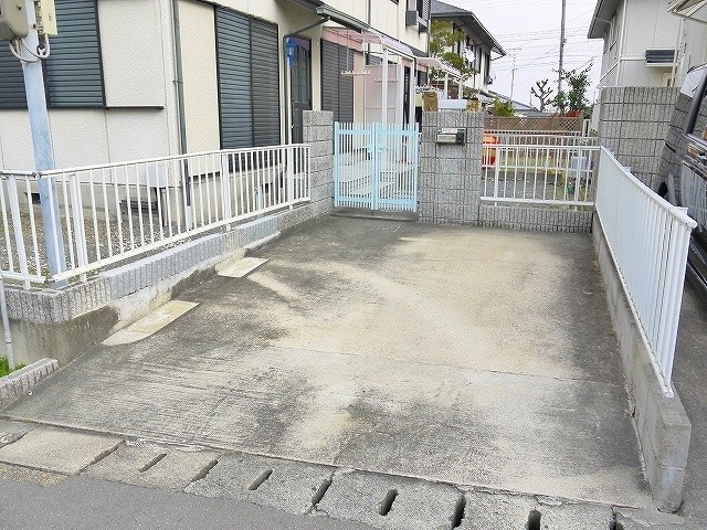 ガーデンヒルズ高の原　3棟の駐車場|駐車スペースもあります