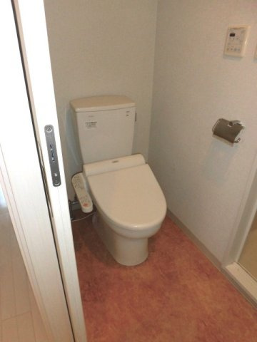 大阪市中央区松屋町の賃貸マンションのトイレ