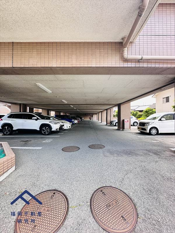 スカイハイツ春日I番館の駐車場