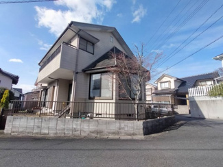 【外観】 | 大きい窓が多く採光にすぐれたリビングで家族みんなが暖かい日々を過ごせます☆