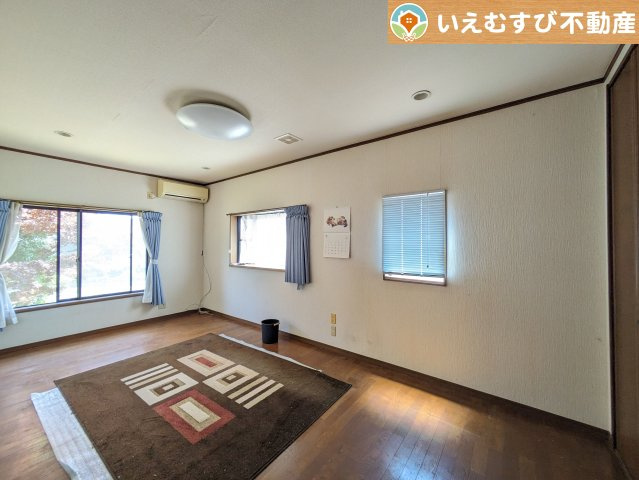 【洋室】 | 熊谷市広瀬　中古戸建 | 2面採光で明るい居室