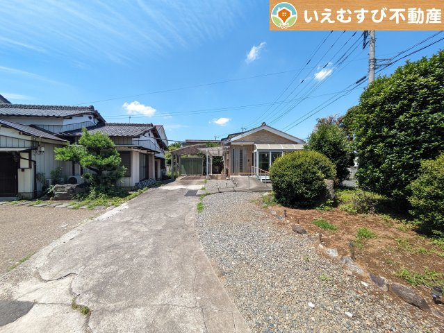 熊谷市広瀬　中古戸建の駐車場|複数台駐車可能なゆとりのカースペース
たくさん車をお持ちでも、お友達が遊びに来てもゆとりの駐車スペース！