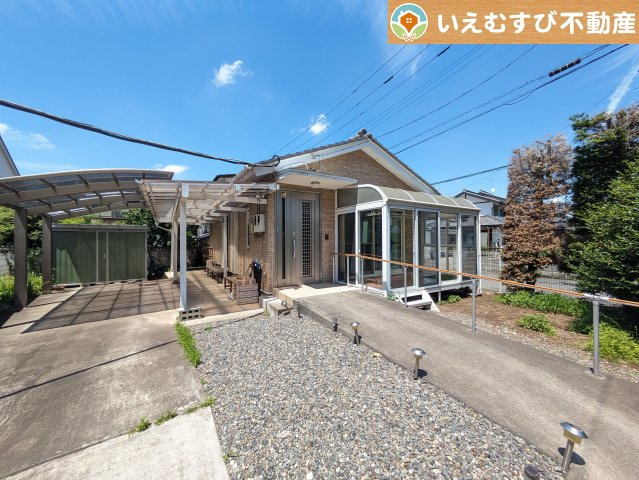 熊谷市広瀬　中古戸建の外観|敷地内に平屋あり。カーポート、サンルーム付き