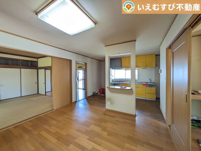 【居間・リビング】 | 熊谷市広瀬　中古戸建 | ご家族みんながゆったりくつろげるリビング