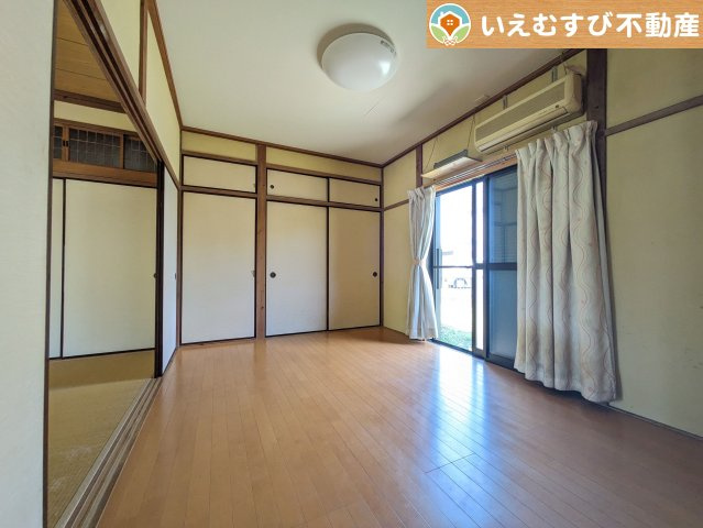 【洋室】 | 熊谷市広瀬　中古戸建 | ナチュラルな色合いが落ち着くお部屋