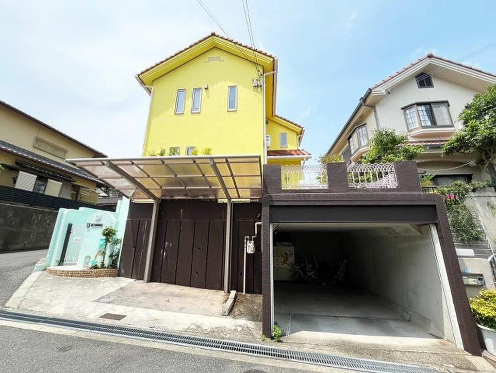 交野市南星台３丁目　中古一戸建ての駐車場|ビルトガレージ
■物件内覧・資金計画相談・住宅ローン相談、リフォーム相談、お問合せ受付中■
※当日・翌日のご内覧、ご相談はお電話でのお問合せがスムーズです！