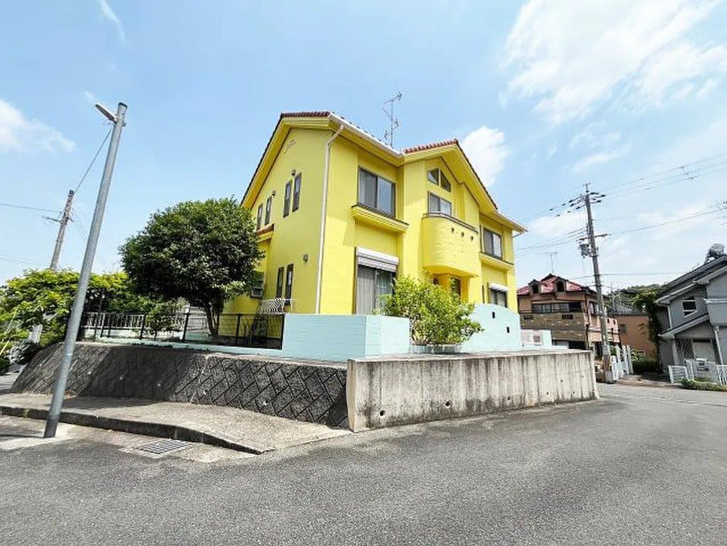 交野市南星台３丁目　中古一戸建ての前面道路含む現地写真|前面道路含む現地写真　幅員5.9ｍ/5ｍ/5ｍ■物件内覧・資金計画相談・住宅ローン相談、リフォーム相談、お問合せ受付中■
※当日・翌日のご内覧、ご相談はお電話でのお問合せがスムーズです！