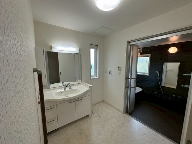 【独立洗面台】 | 松江市朝酌町中古戸建 | 広々とした洗面台スペースです
