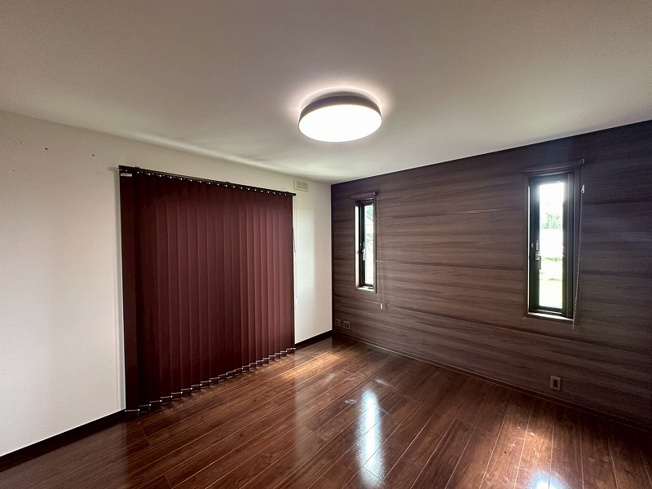 【寝室】 | 松江市朝酌町中古戸建 | 落ち着いた高級感のある寝室です