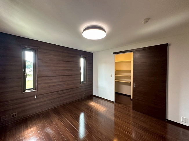 【寝室】 | 松江市朝酌町中古戸建 | 落ち着いた高級感のある寝室です