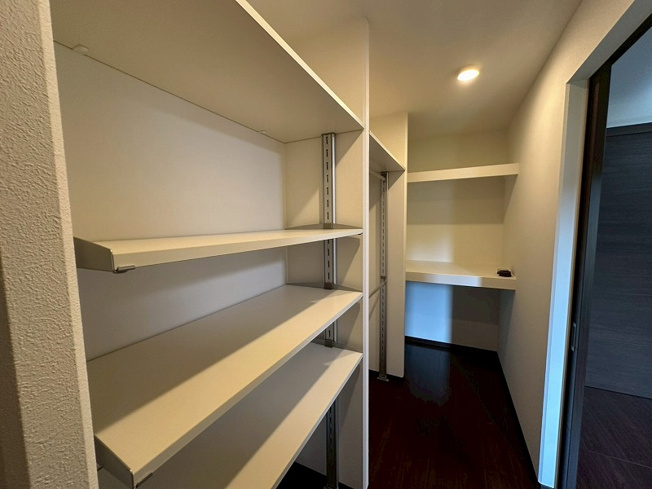 【収納】 | 松江市朝酌町中古戸建 | 寝室に完備されているウォークインクローゼットです