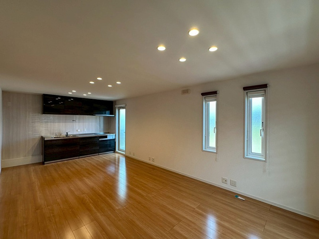 【居間・リビング】 | 松江市朝酌町中古戸建 | 2階のリビングスペースです。2世帯住宅にもってこい！