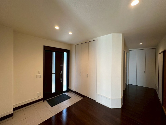 【玄関】 | 松江市朝酌町中古戸建 | 広さにゆとりのある玄関です