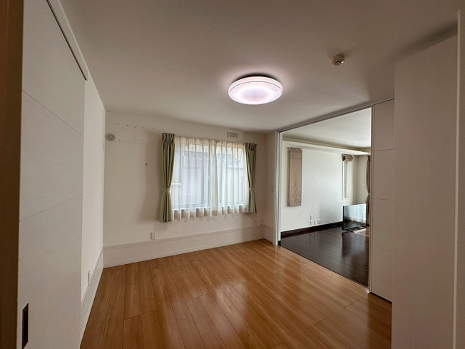 【洋室】 | 松江市朝酌町中古戸建 | 玄関入って正面の洋室です