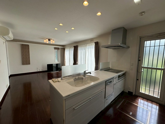 【居間・リビング】 | 松江市朝酌町中古戸建 | 広くて明るいリビングです