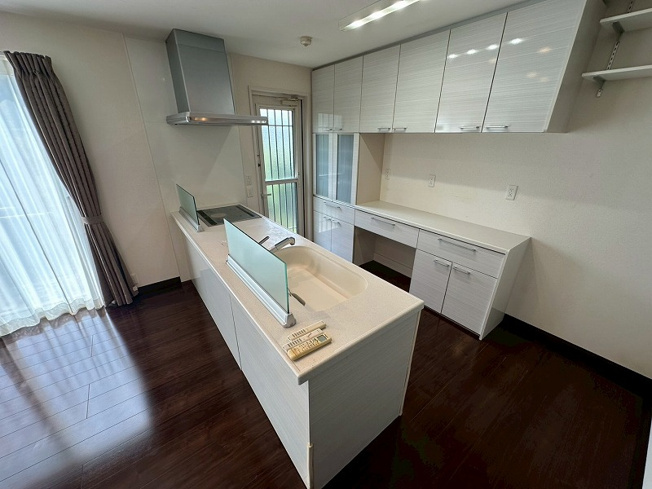 【キッチン】 | 松江市朝酌町中古戸建 | カウンターキッチンでリビングの様子もバッチリ確認できます