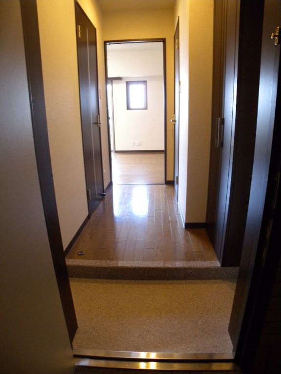 御所西エクセル三宅の玄関