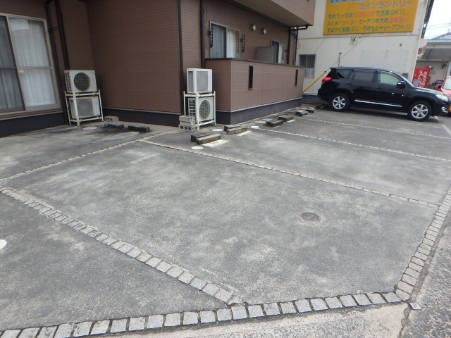 クレモンポイントBの駐車場