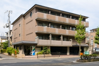 御所西セントラルハイツの外観