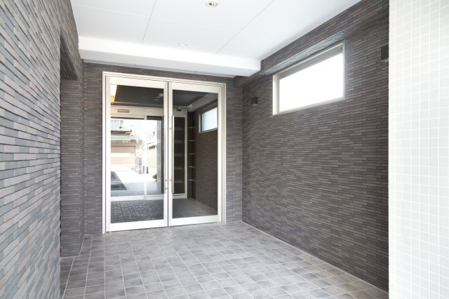 フェイバル二条のエントランス