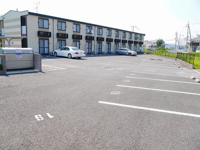 レオパレスめいの駐車場