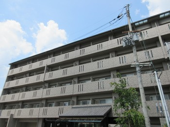 LA・CREA出町柳駅前の外観