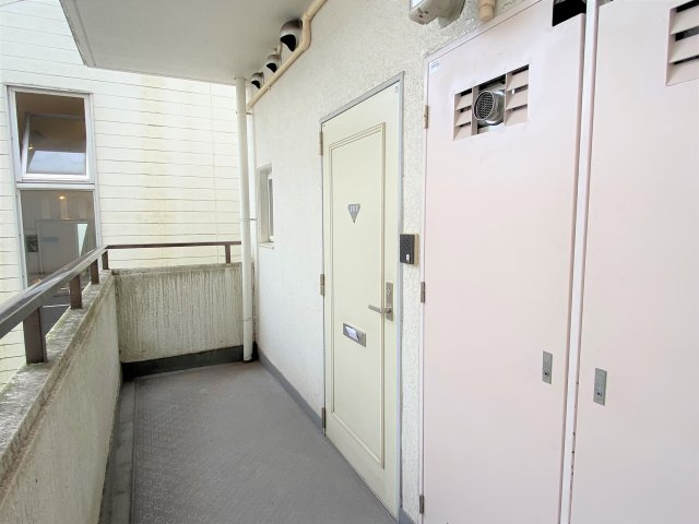 加木屋ビル１０２のエントランス