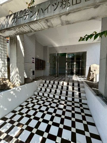 ガーデンハイツ桃山台一番館のエントランス