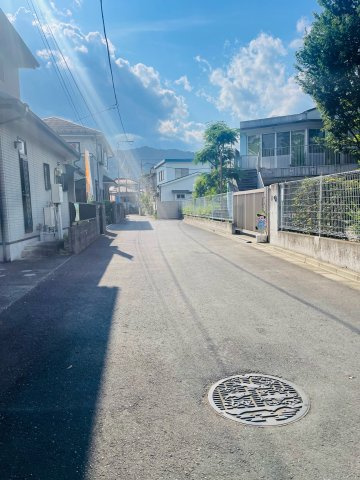 あきる野市五日市　中古戸建の前面道路含む現地写真