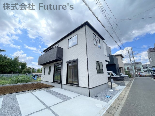 三郷市鷹野1丁目　新築戸建　全1棟の外観|カースペース2台・庭付きの邸宅です