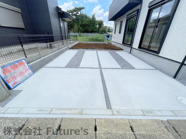 三郷市鷹野1丁目　新築戸建　全1棟の駐車場|カースペース並列2台可能