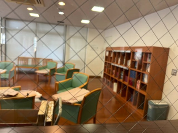 【その他共用部分】 | 【ライブラリー】2階にございます。ガーデンを見晴らす明るい図書館！上品な家具が配置されています。