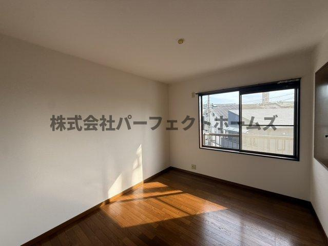 清水町戸建　賃貸の洋室|明るい洋室です