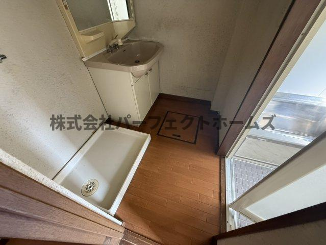 清水町戸建　賃貸の洗面所|明るい洗面所です