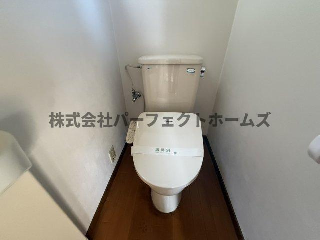 清水町戸建　賃貸のトイレ|落ち着いた色調のトイレです