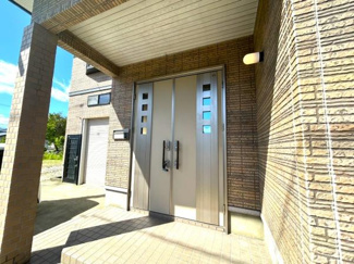 【その他共用部分】 | 【リフォーム後】玄関を外側から撮影しました。クリーニング済で鍵も新品に交換しているので防犯面も安心です。