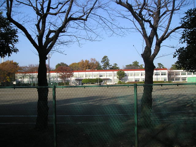 綾瀬市立綾北中学校まで900ｍ