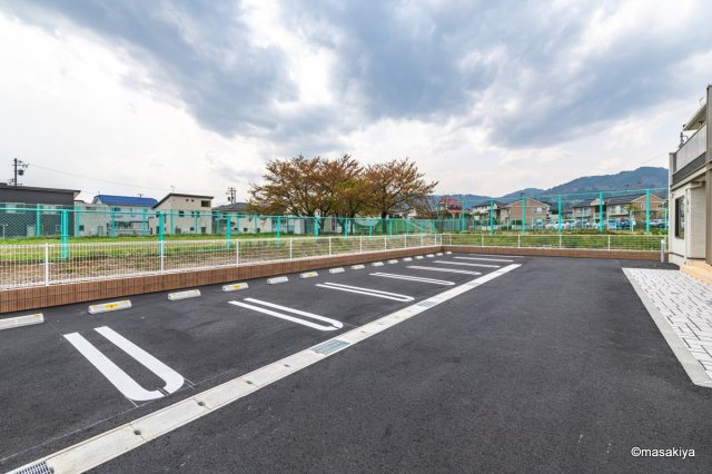 ゼルコバの駐車場