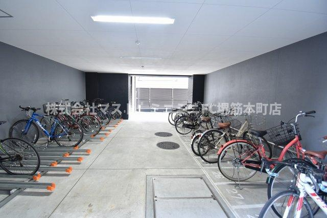 プレサンス森ノ宮　theゲートの駐車場|コンビニ「ポプラホテルオークス森ノ宮店」