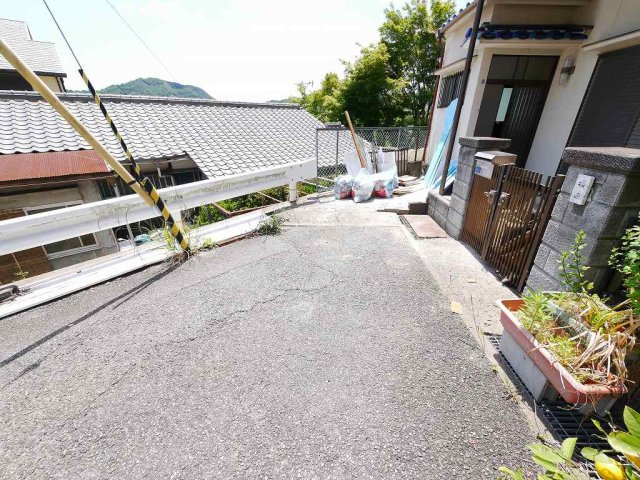 源平町戸建の駐車場|2台分のスペース有り（車庫証明発行不可）